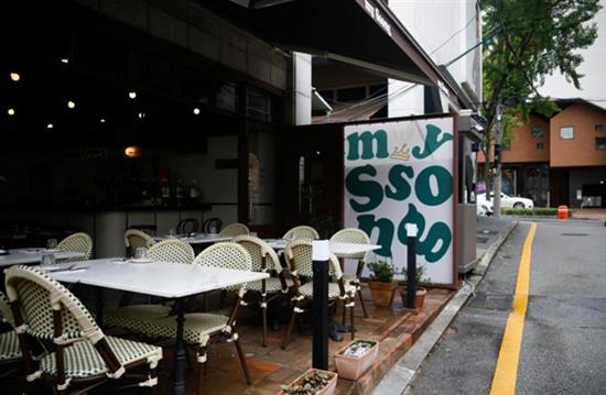 这是8月27日在韩国首尔拍摄的一家空无一人的餐馆。新华社 图